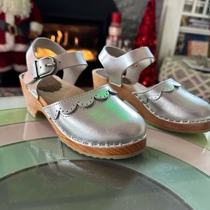 EUC Hanna Anderson silver clogs size 32/1.